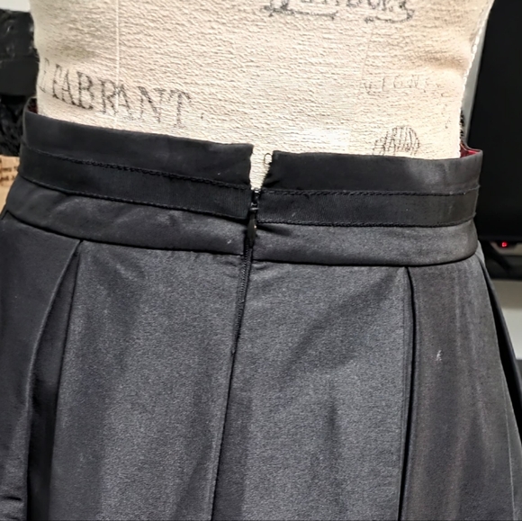 Chic Black Midi Skirt - Picture 5 of 11